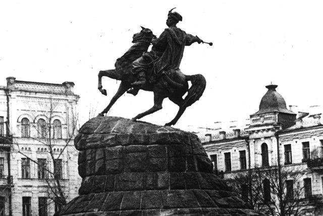 Памятник гетману Украины Богдану Хмельницкому в Киеве