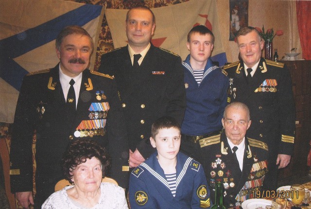 Павел Васильевич Репка (внизу справа) в кругу семьи 