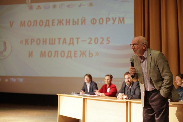 Кинорежиссёр Юрий Мамин среди почётных гостей форума