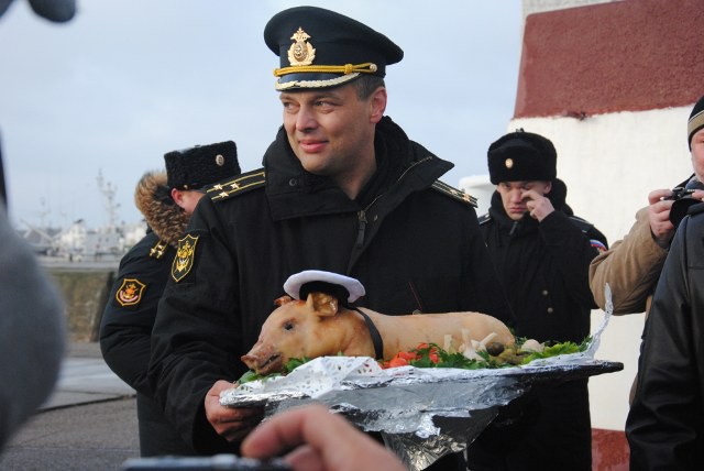 По кронштадтской традиции командиру корабля  капитану 1 ранга Юрию Малашевичу был вручён  жареный поросёнок 