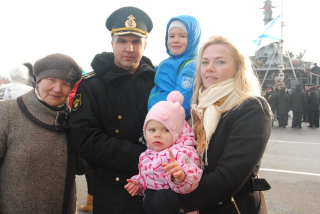 Семья старшего помощника командира корабля  Романа Овчинникова  дождалась своего моряка.  Особенно по папе тосковали дети – Даниил и Полина