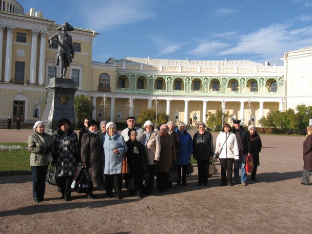 Перед дворцом в Павловске