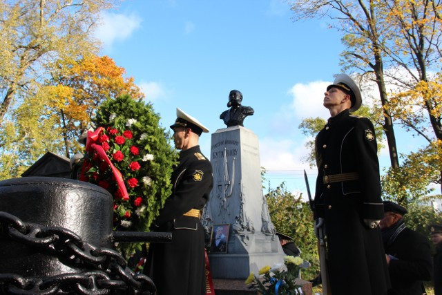 Венок к могиле выдающегося российского адмирала Григория Ивановича Бутакова 