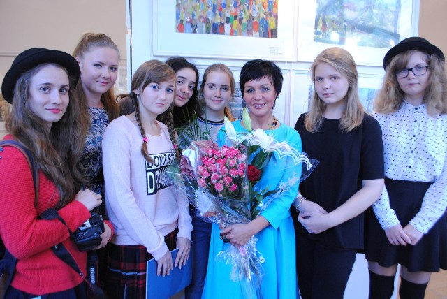 Восемь выпускниц ДХШ имени Аникушина: девочки, окончившие школу в 2014 году,  и Римма Хамитовна Ремишевская, выпускница 1983 года, ныне – директор художественной школы в Кронштадте