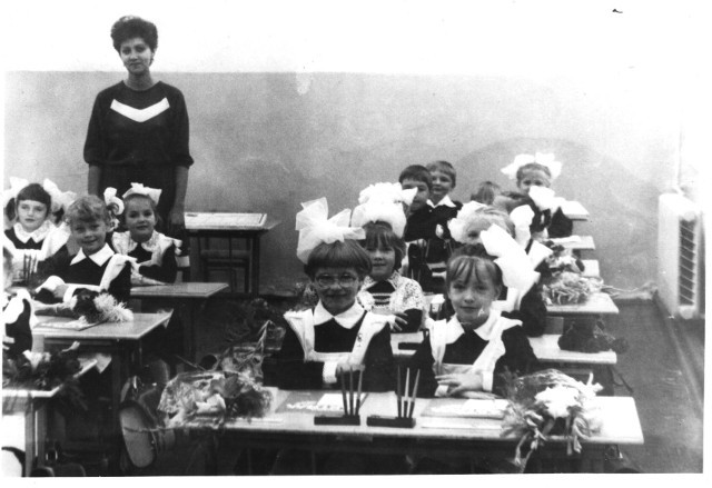 Галина Валентиновна Хворова с учениками 1 «Э» класса 423-й школы. 1986 год